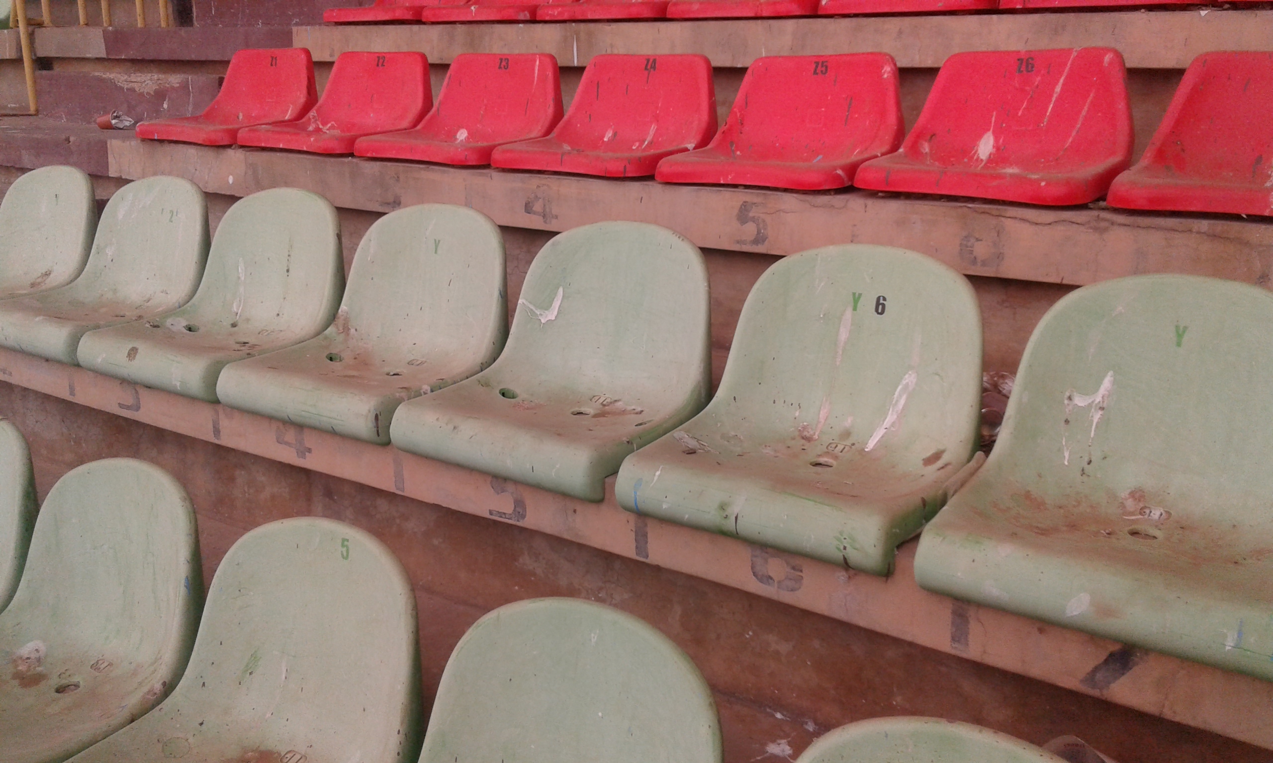 Regardez le stade Léopold Sédar Senghor devenu très sale