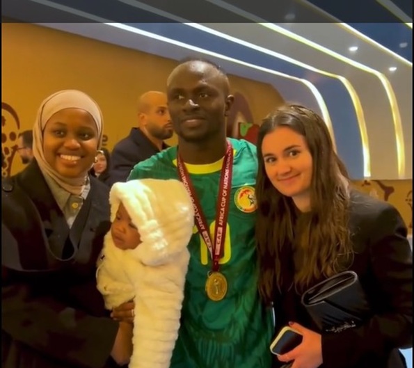 Sadio Mané et sa famille : l’image forte du sacre