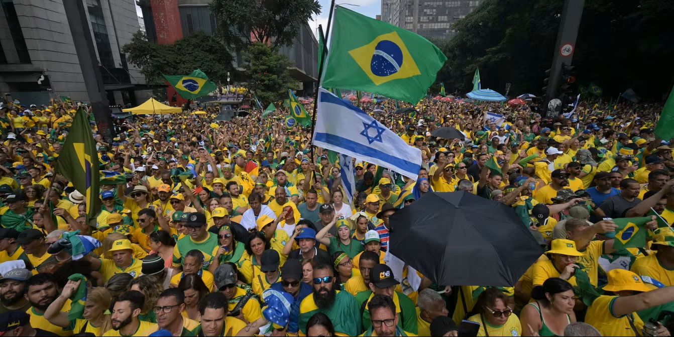 Brésil: la foudre s'abat sur une manifestation pro-Bolsonaro à Brasilia, une trentaine de blessés