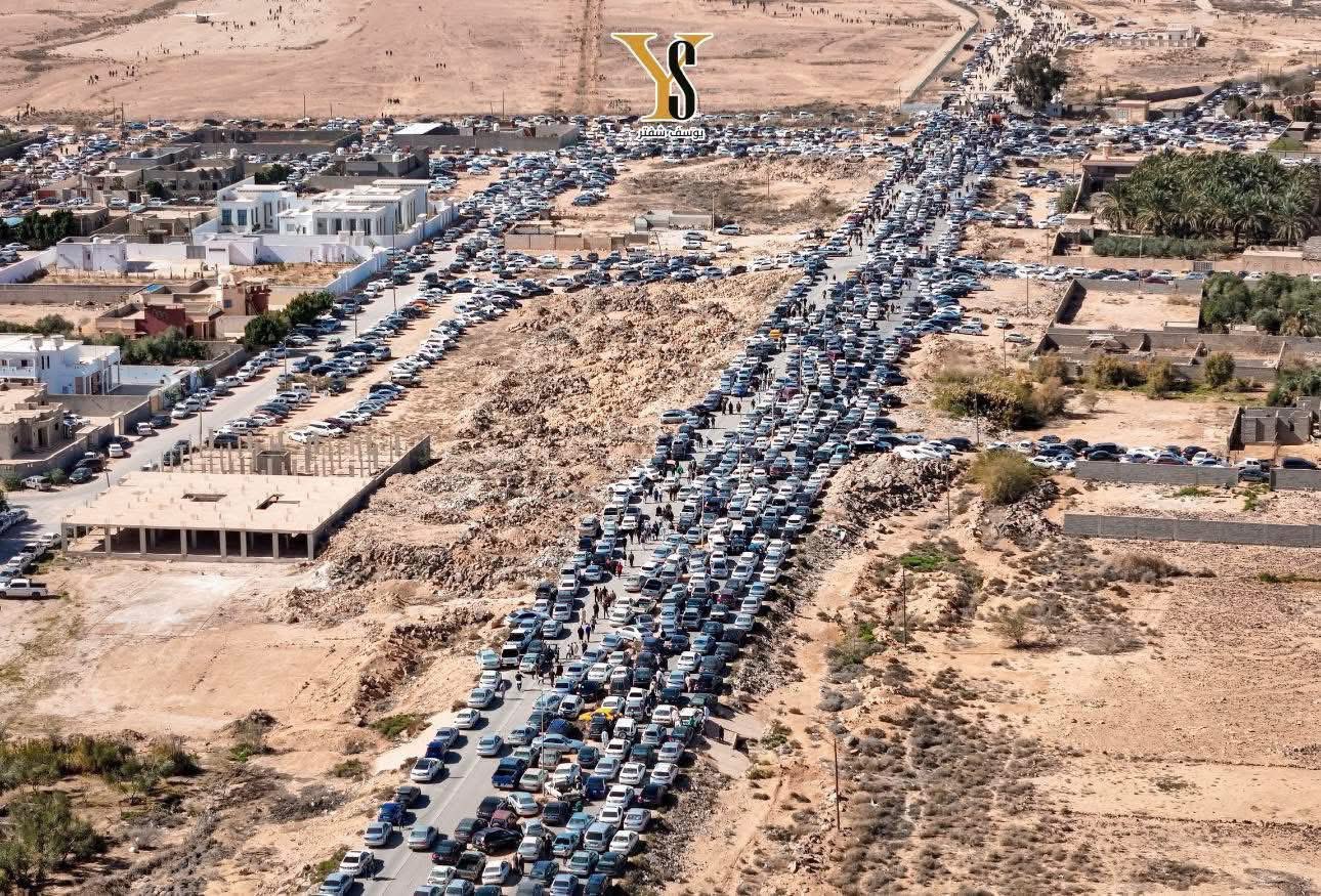 Funérailles de Saïf al-Kadhafi : Bani Walid submergée par un millier de véhicules, un embouteillage impressionnant