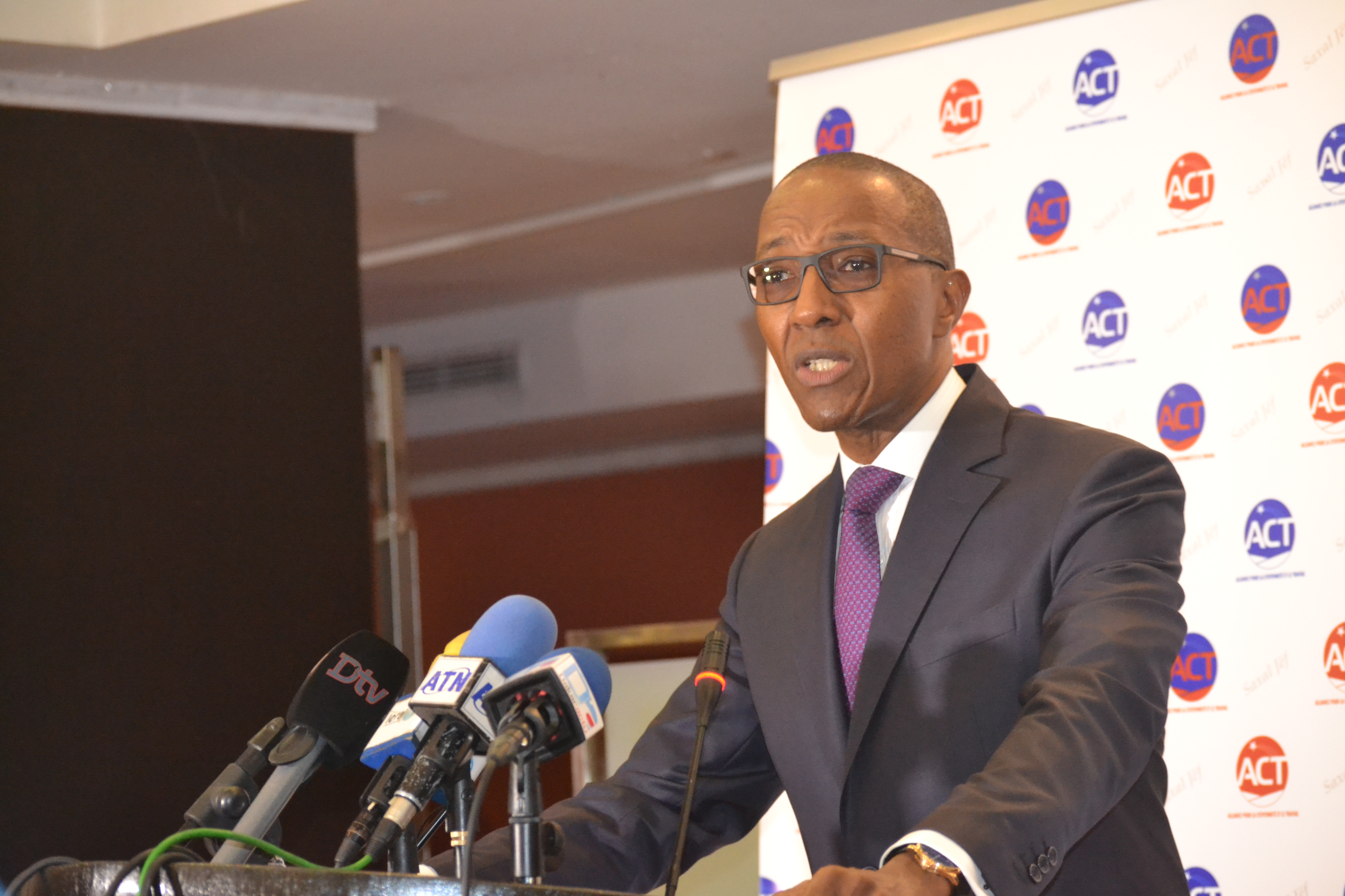 Nouvelle attaque d'Abdoul Mbaye: il demande au Gouvernement un rapport exhaustif du système de visa