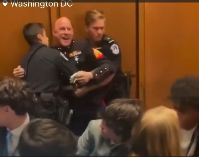 Washington : Un ancien marine expulsé d’une audition au Sénat pour avoir protesté contre la guerre en Iran (vidéo)