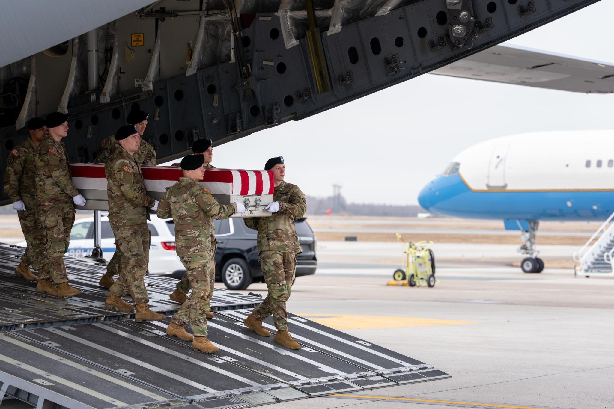 Guerre au Moyen-Orient : un septième mort côté américain, l'Iran pilonne Tel-Aviv