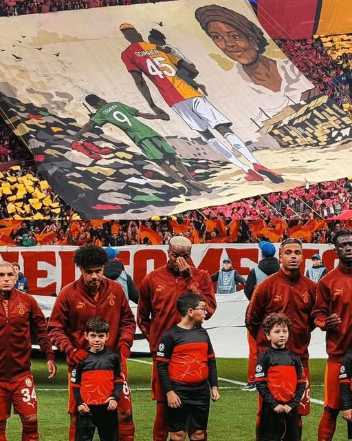 Victor Osimhen en larmes lors de l’hommage des supporters de Galatasaray à sa mère disparue