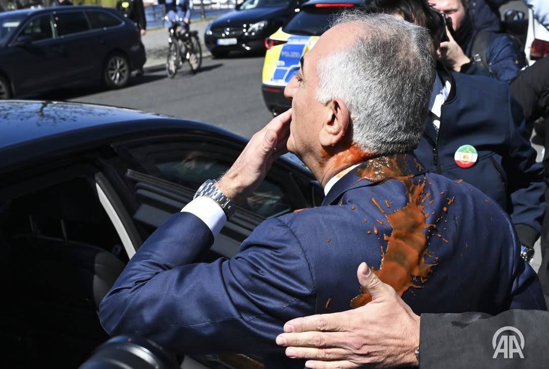 Allemagne : Reza Pahlavi chahuté par des partisans du régime iranien
