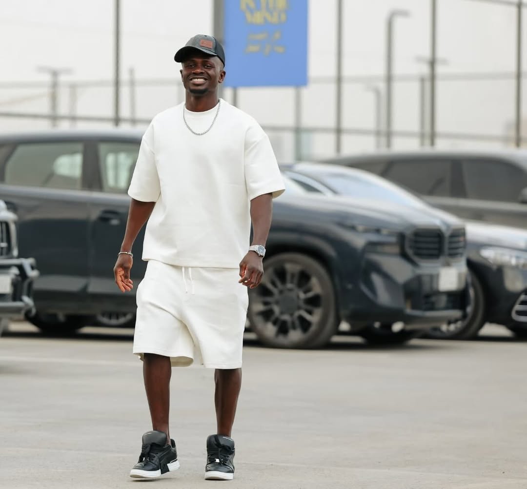 Sadio Mané aperçu souriant dans les rues d’Arabie saoudite