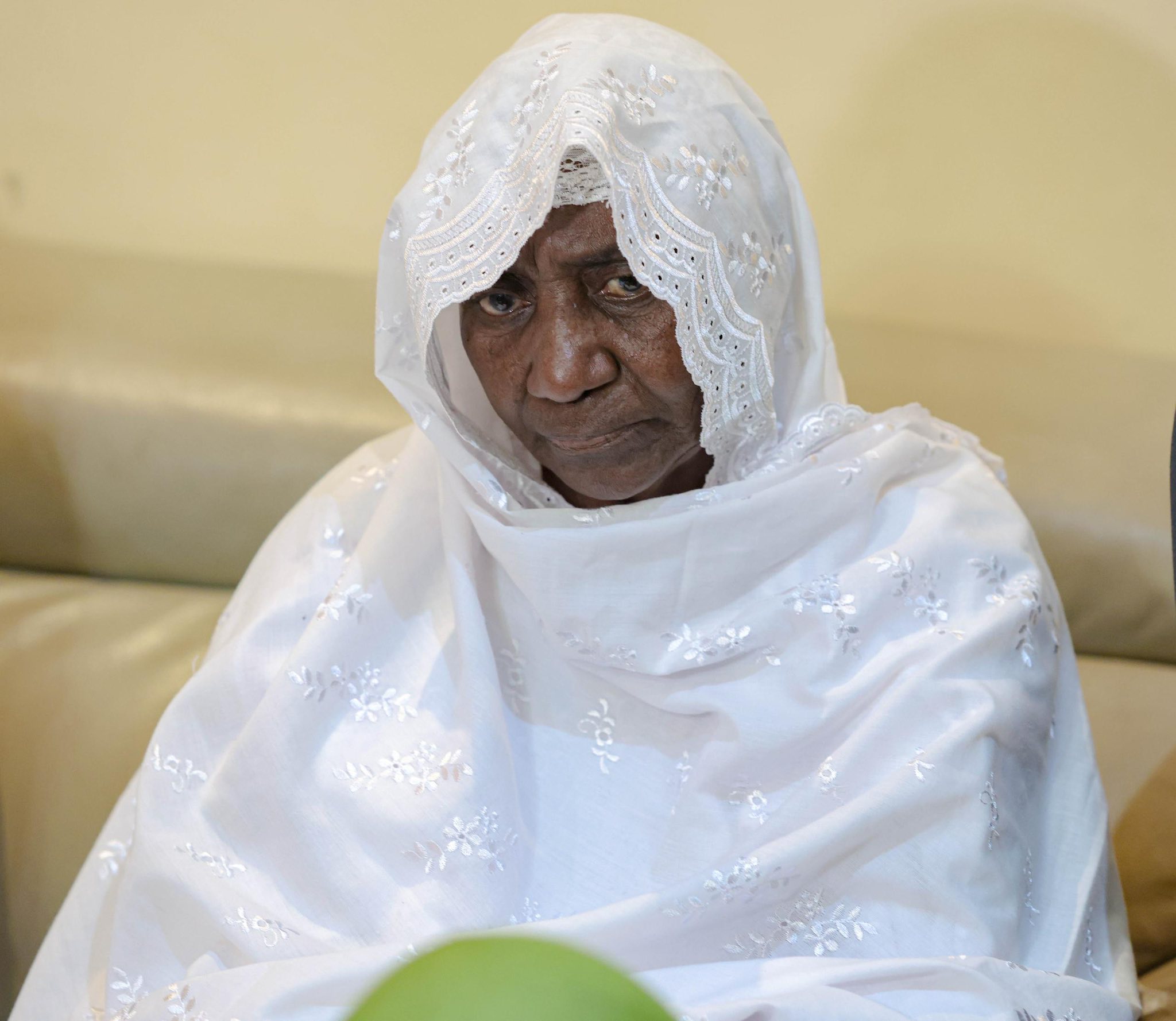 Après les attaques : les autorités maliennes chez la mère de Sadio Camara à Kati 