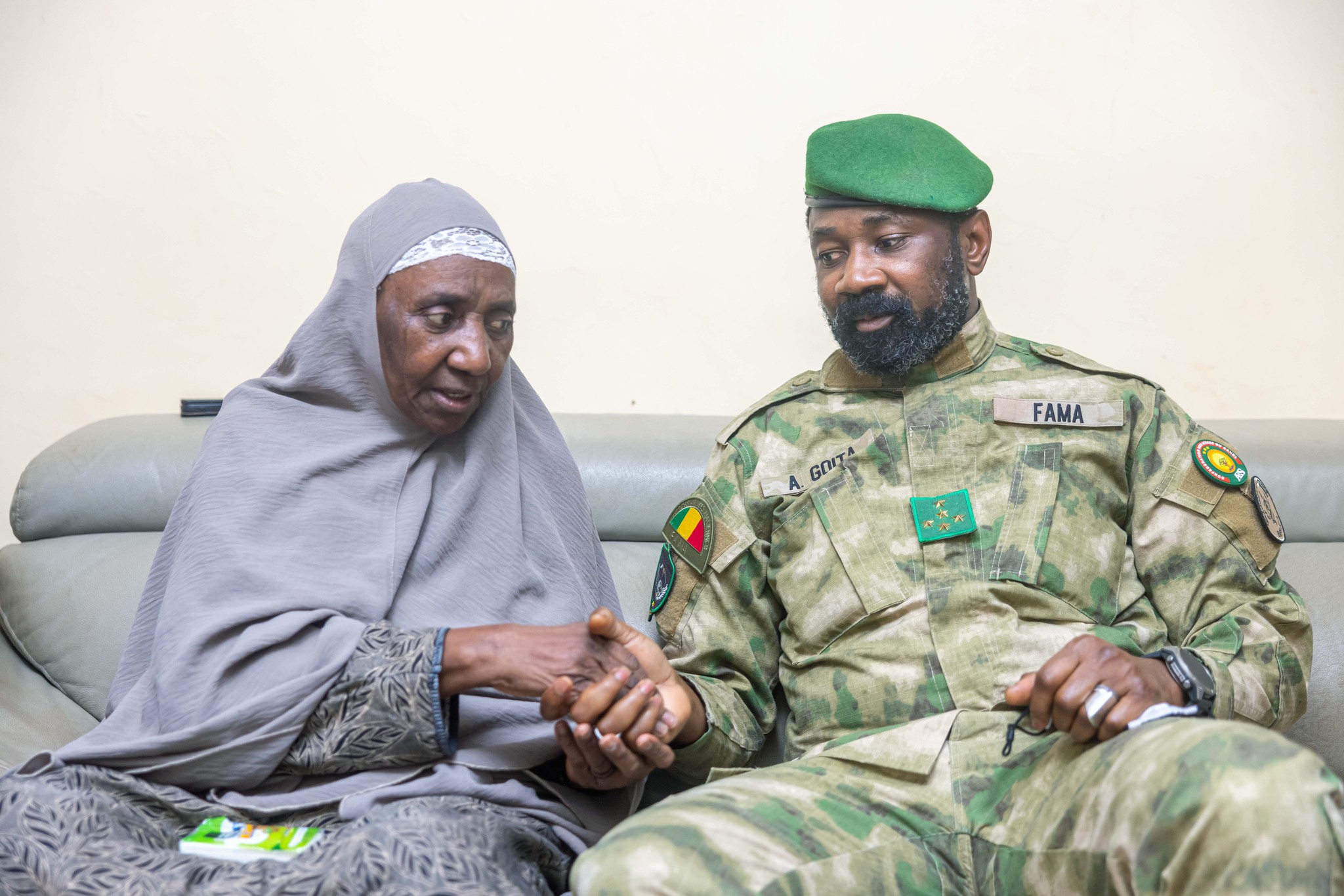 Après les attaques : les autorités maliennes chez la mère de Sadio Camara à Kati 