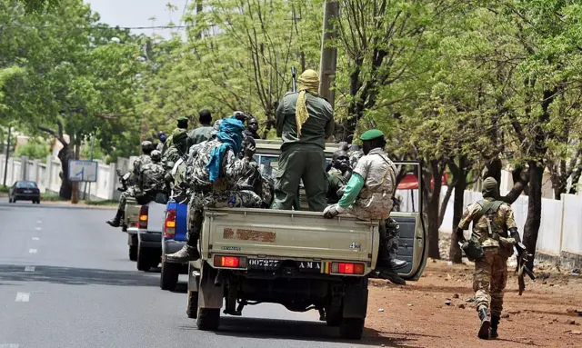 Attaques au Mali : la france recommande à ses ressortissants de quitter temporairement le pays «dès que possible»