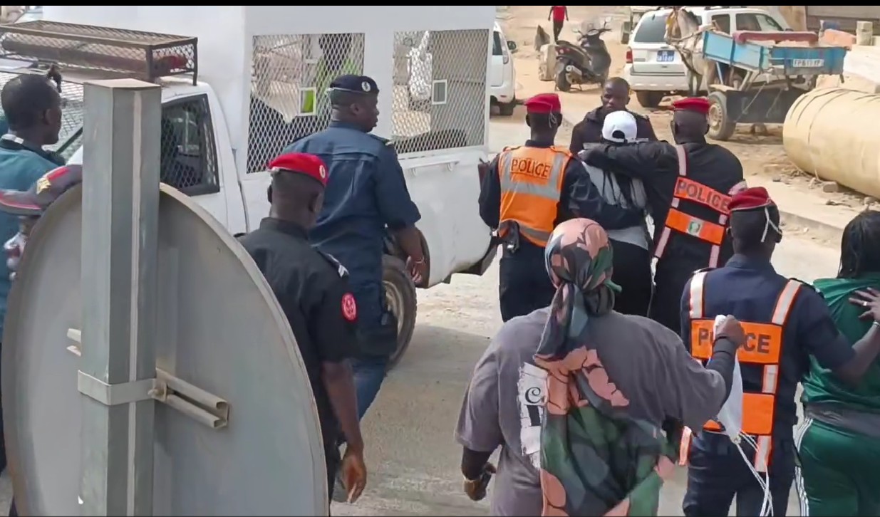 Keur Massar : une randonnée de militants de Pastef dégénère en affrontements à Jaxaay, plusieurs arrestations 