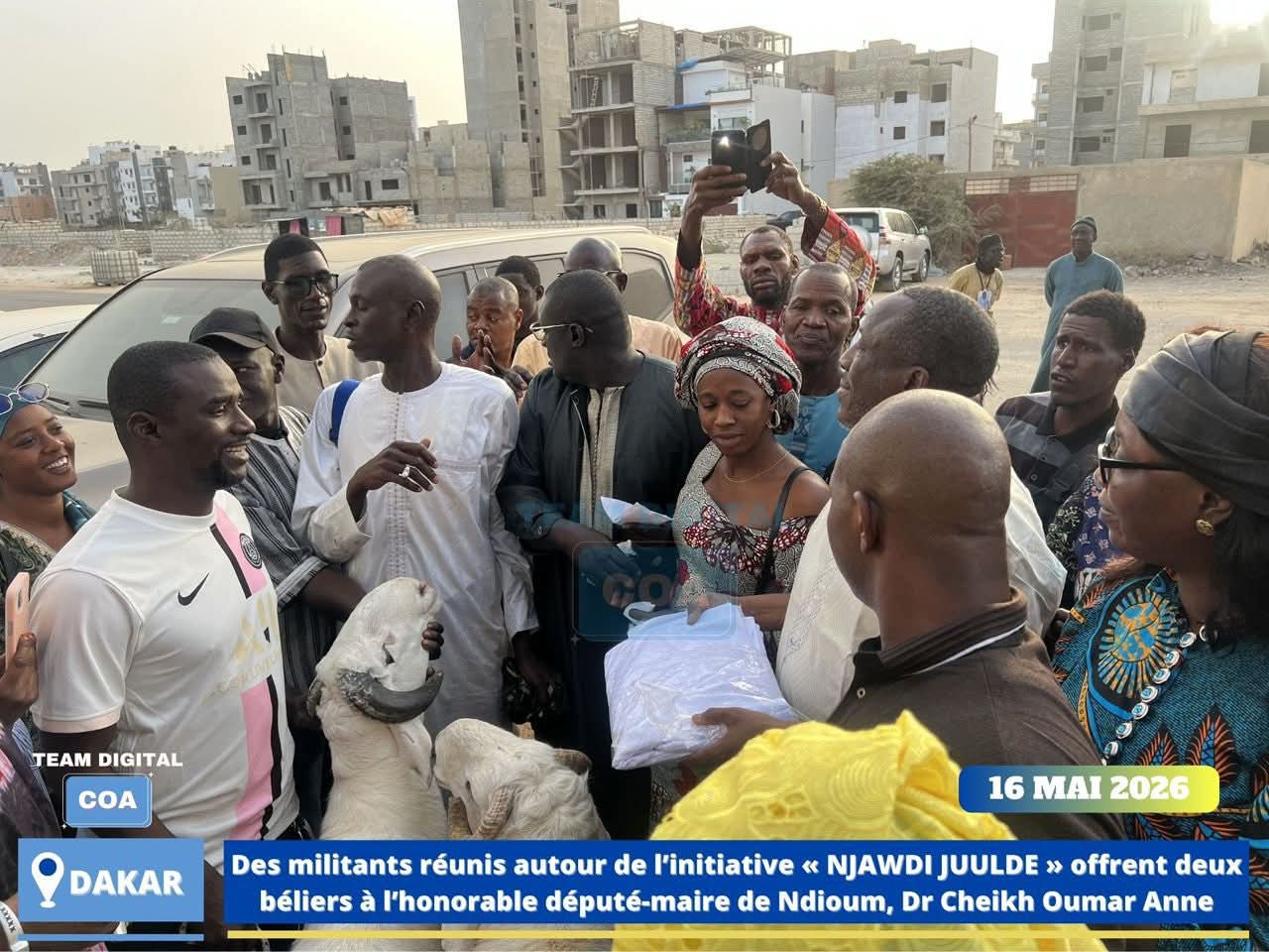 Tabaski : Cheikh Oumar Anne reçoit deux moutons et des tissus offerts par des militants, un geste de solidarité salué