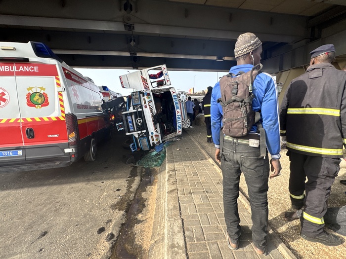 Pikine : un car « Ndiaga Ndiaye » se renverse au rond-point EDK, plusieurs blessés
