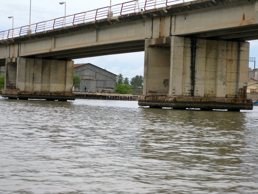 Ziguinchor : un minibus chute dans le fleuve Casamance, au moins un mort et des disparus… l’état du pont Émile Badiane décrié