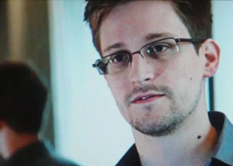 Edward Snowden redoute un monde où l’IA surveille tout, tout le temps
