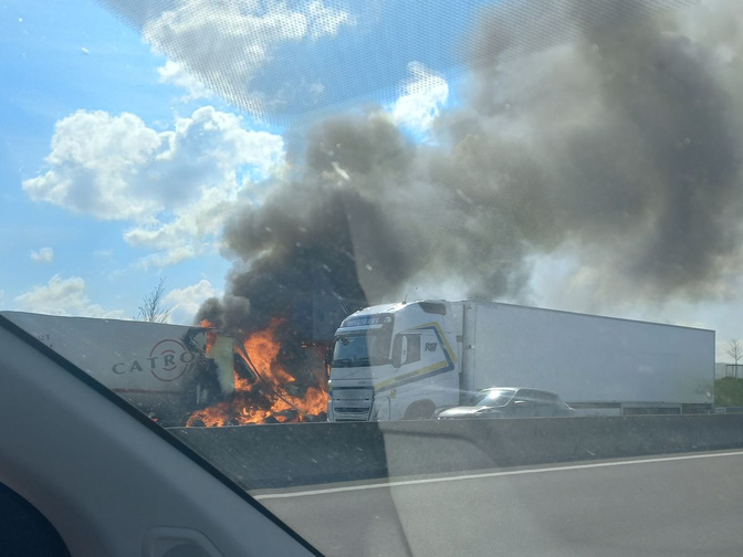 Diamniadio : un camion-citerne prend feu sur l’autoroute à péage, circulation fortement perturbée