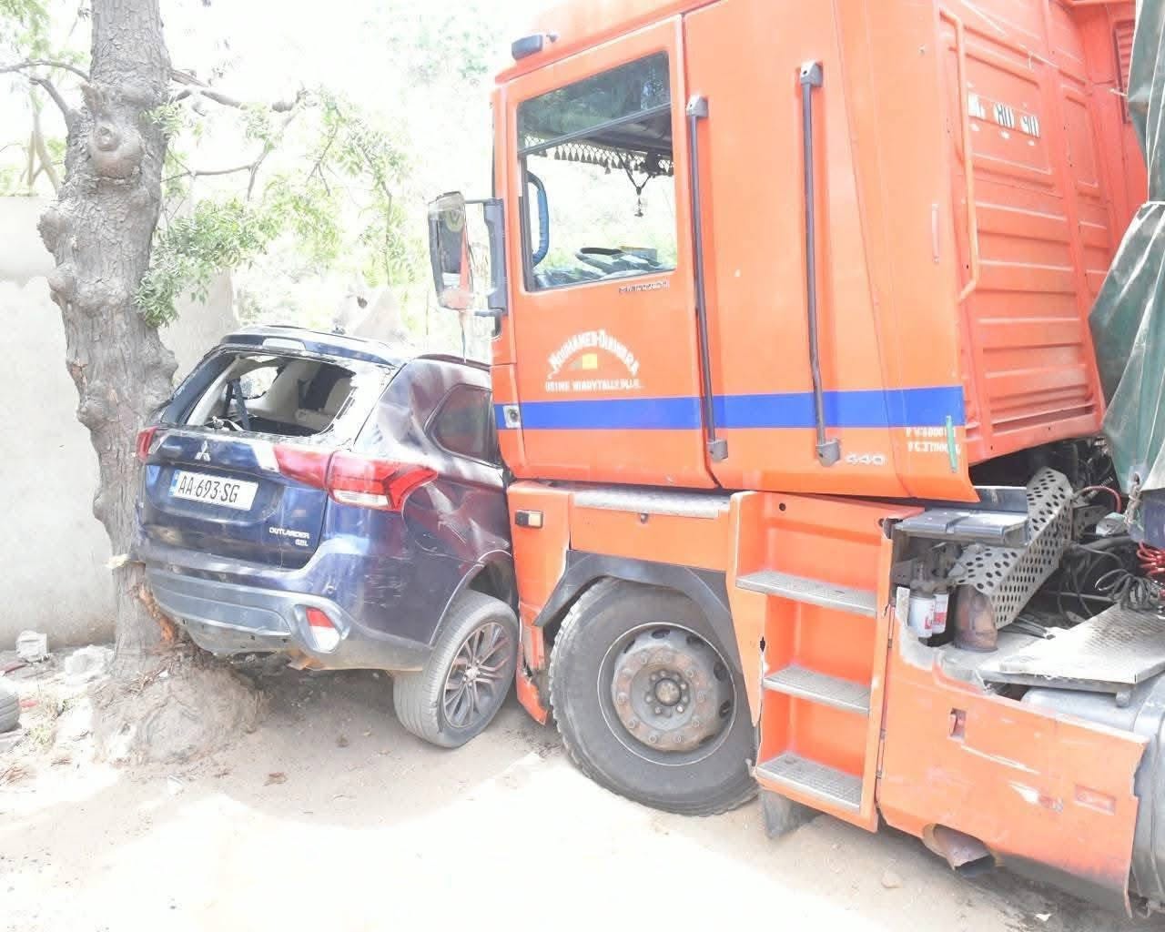 Accident à Hann : un camion finit sa course contre le mur du parc zoologique