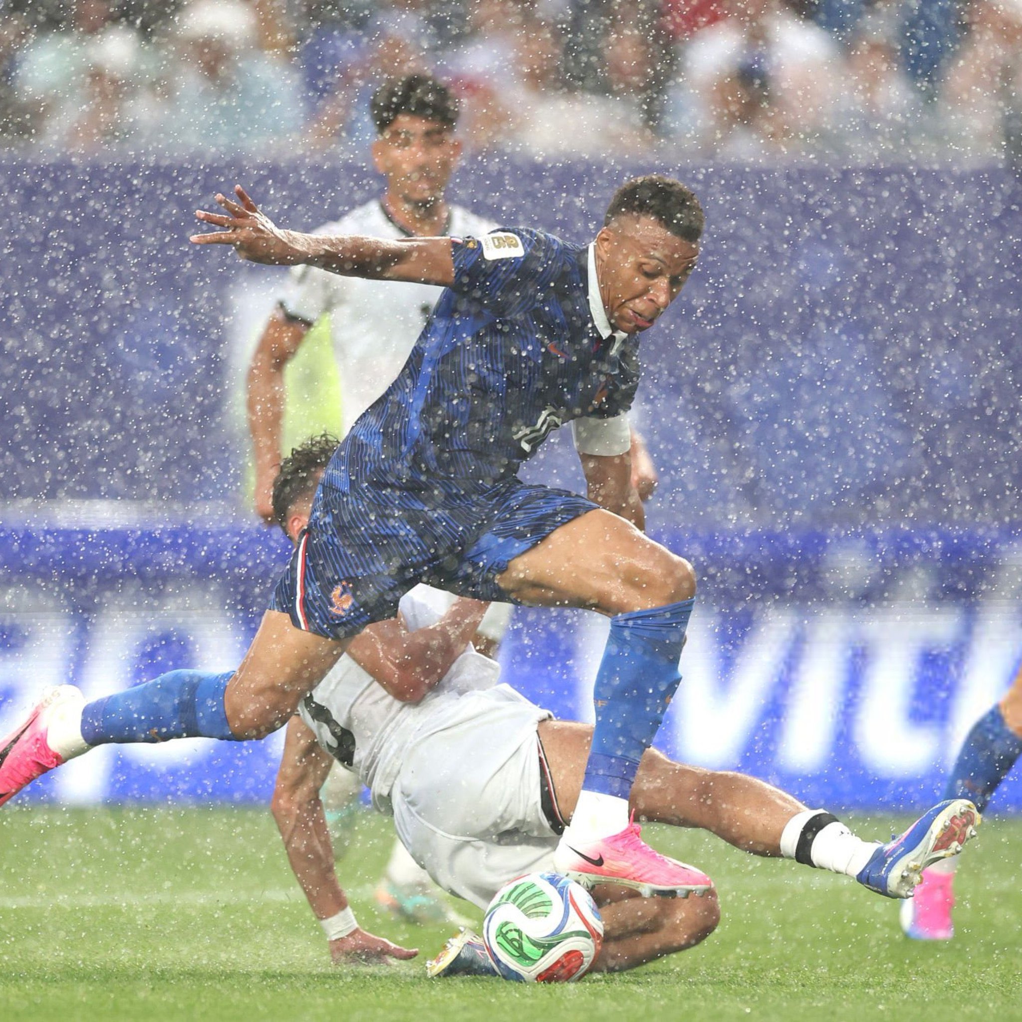 France - Irak : le stade évacué à la mi-temps, le match suspendu à cause d’un risque d’orage