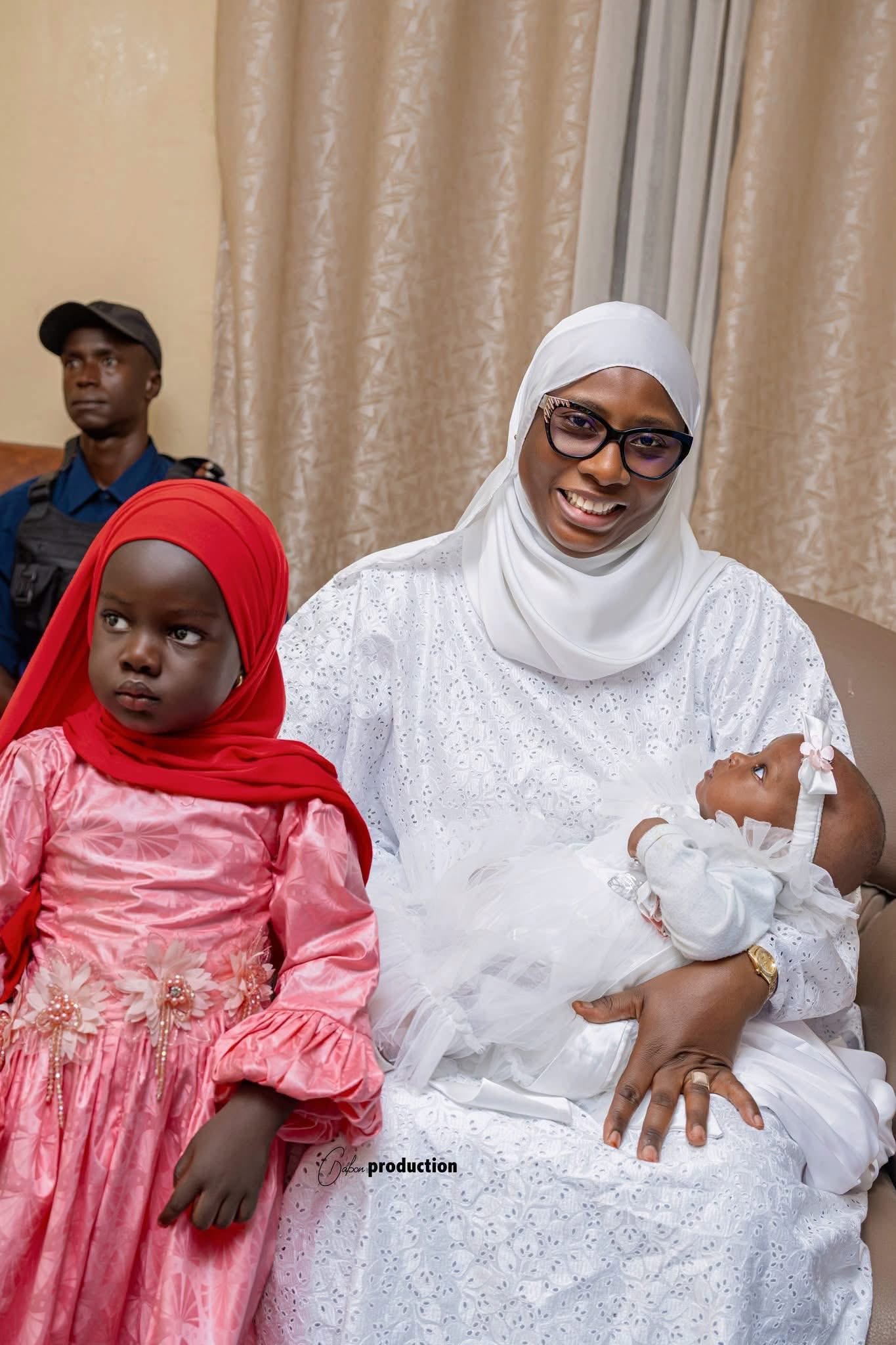 Touba : le regard admiratif d’une fillette envers Sokhna Khady Kébé l'épouse d'Ousmane Sonko fait réagir