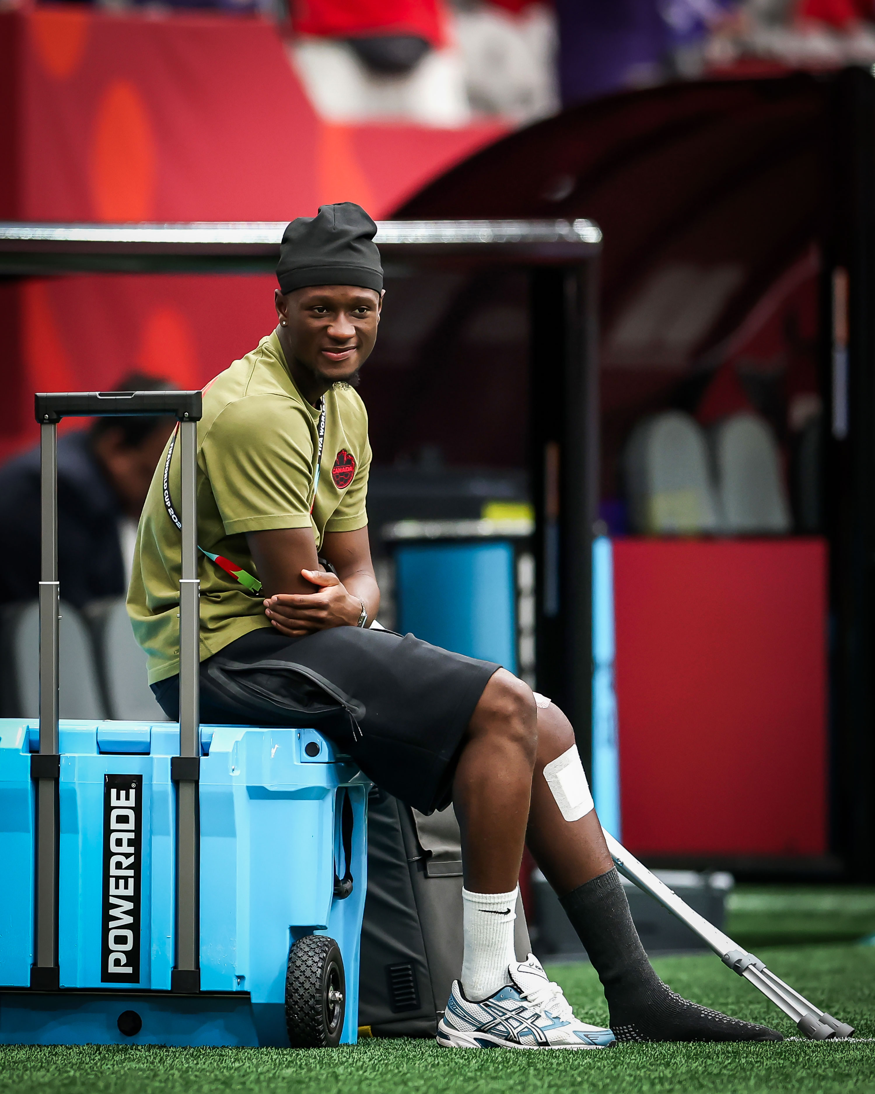  Ismaël Koné fait son retour à Vancouver en chaise roulante sous les applaudissements des supporters