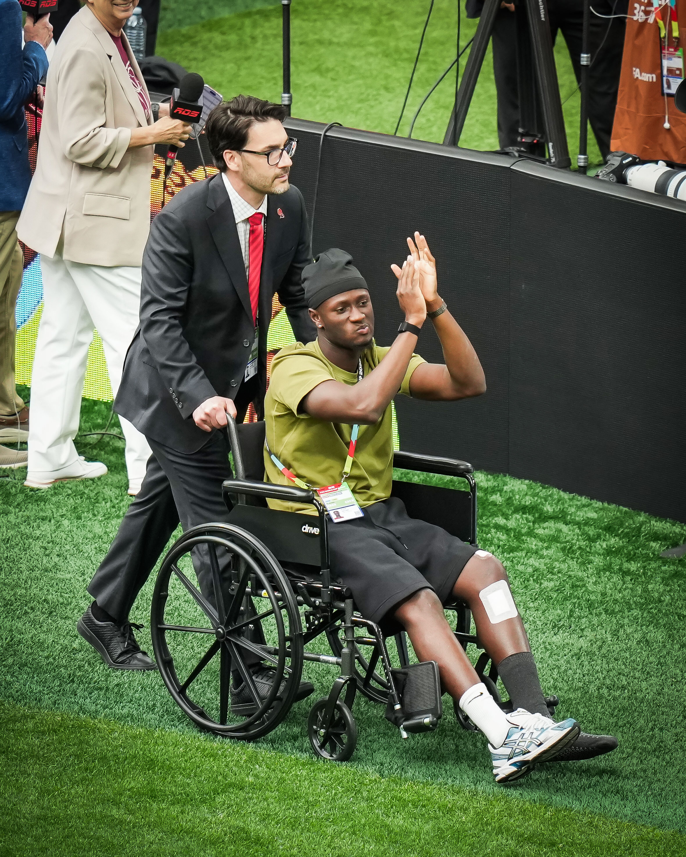  Ismaël Koné fait son retour à Vancouver en chaise roulante sous les applaudissements des supporters