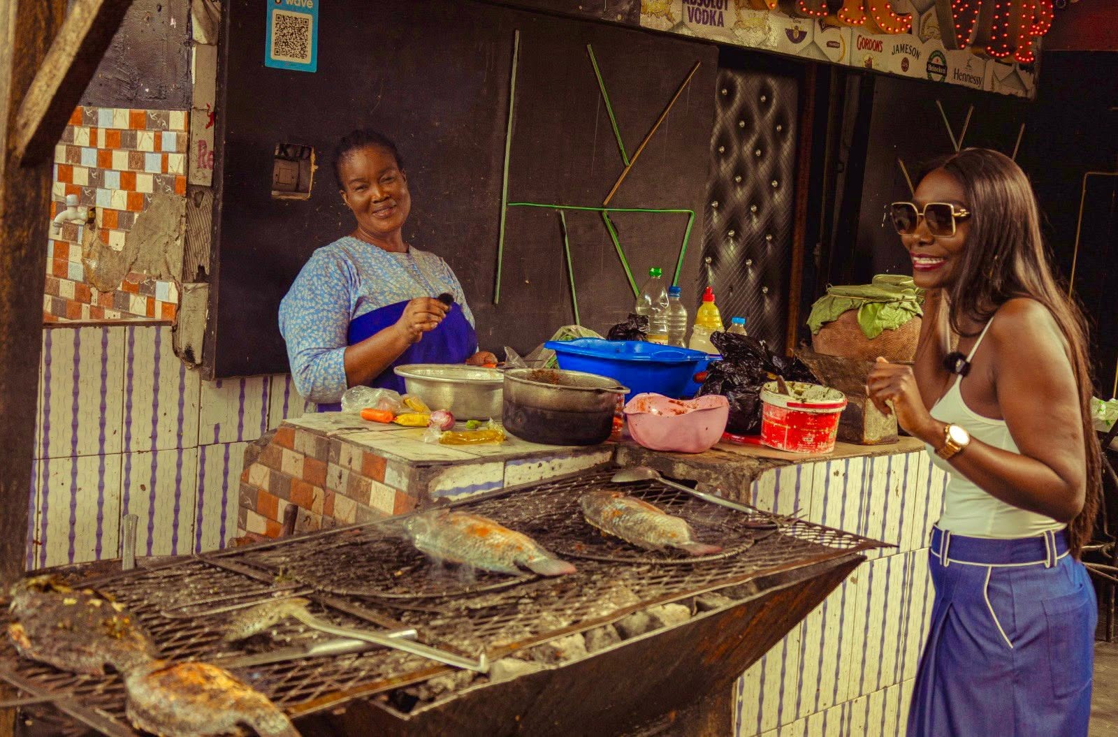En Côte d'Ivoire, Coumba Gawlo succombe aux saveurs de l'attiéké et du poisson braisé