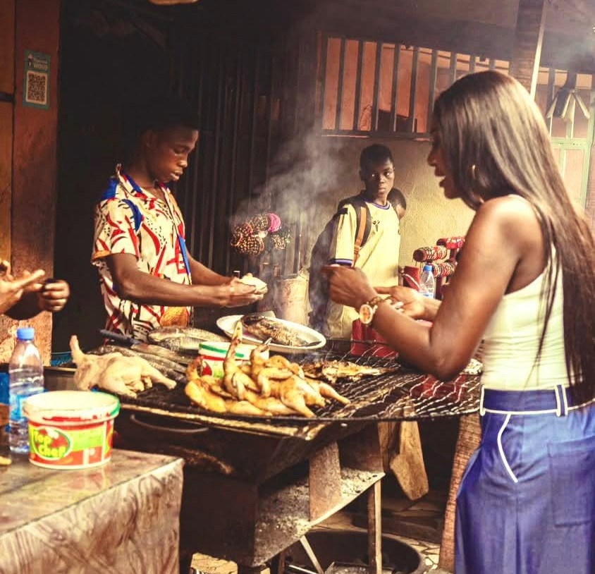 En Côte d'Ivoire, Coumba Gawlo succombe aux saveurs de l'attiéké et du poisson braisé
