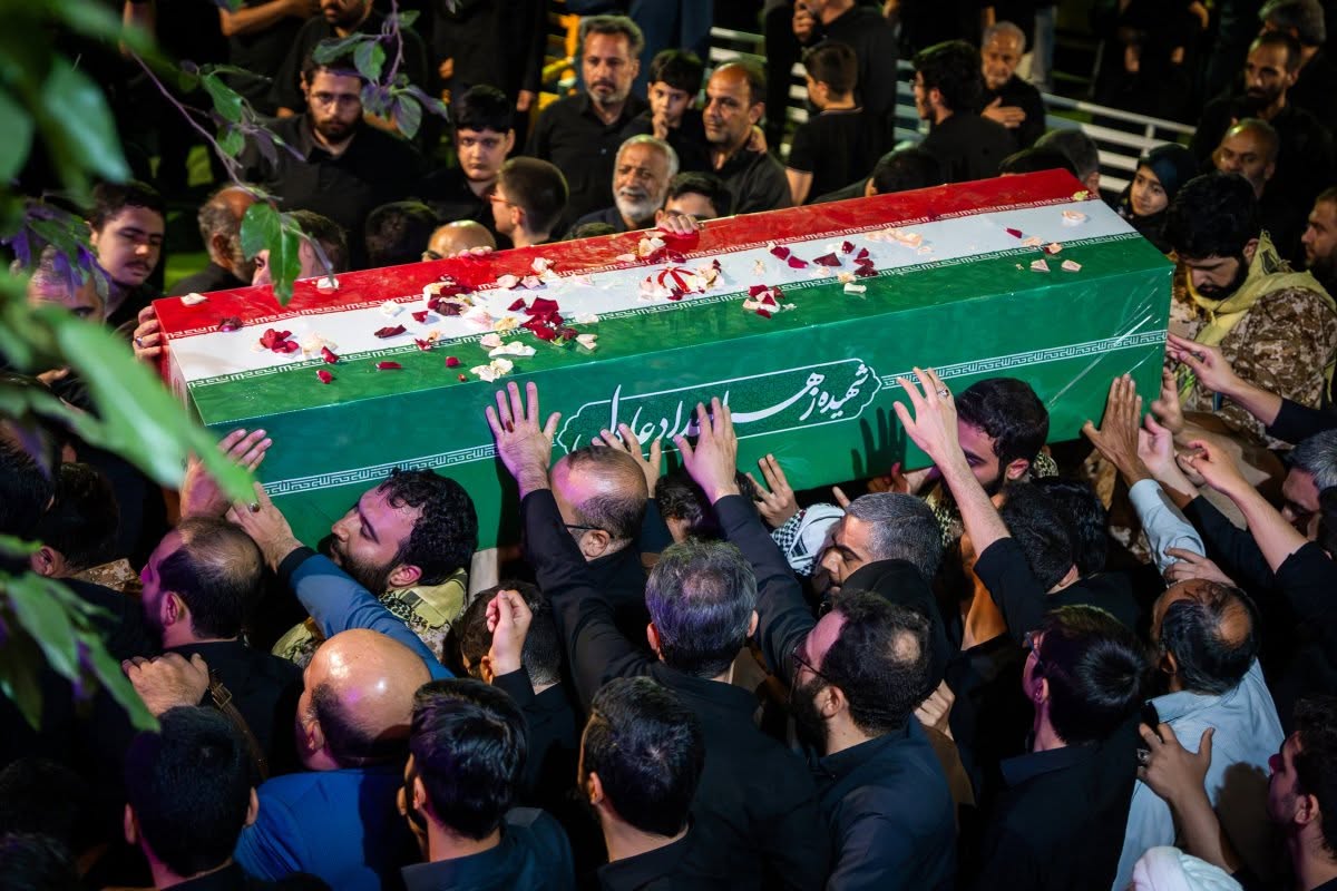 « Nous ne connaîtrons pas le repos tant que sa mort ne sera pas vengée » : l'émotion et la colère dominent les funérailles de Khamenei