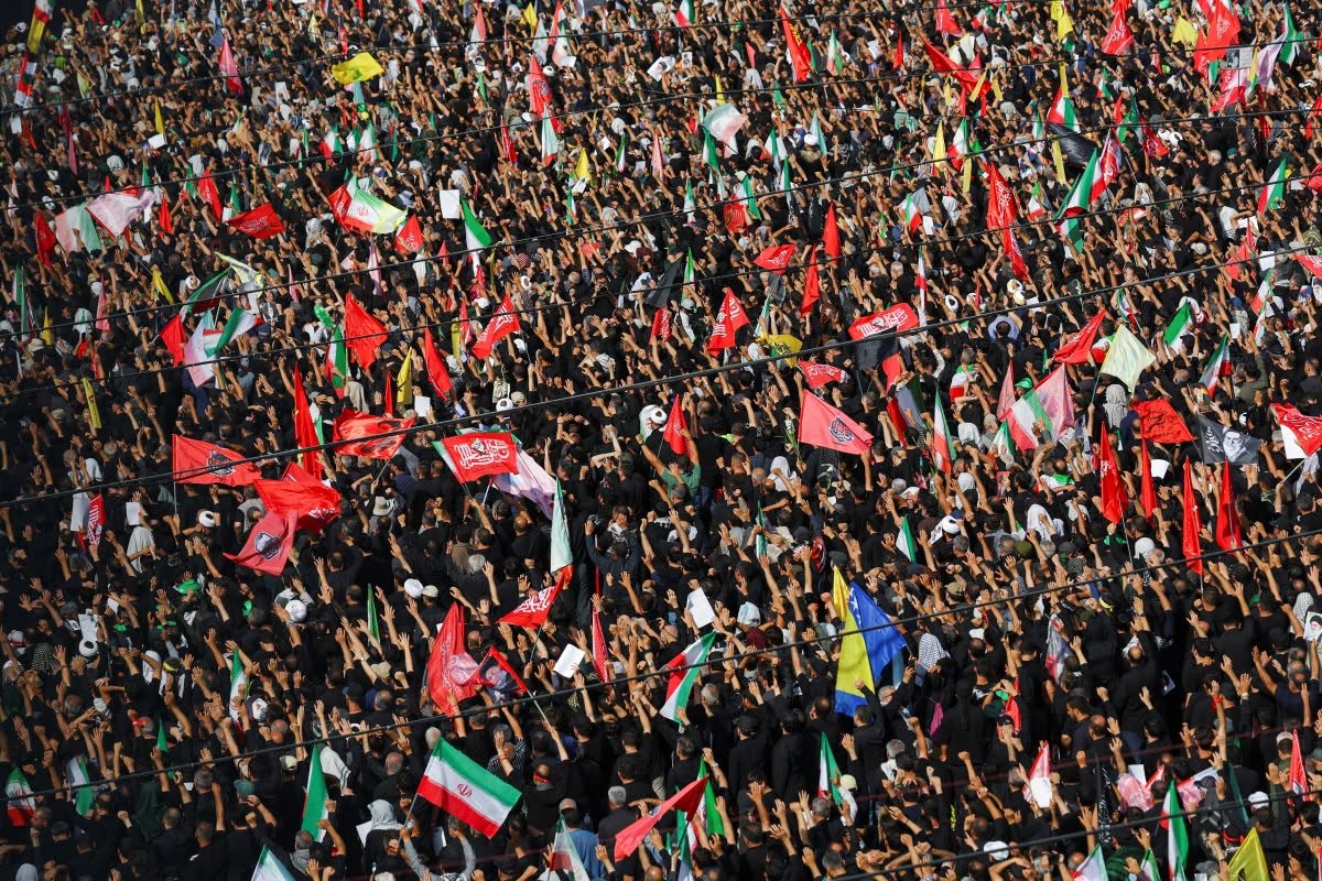 « Nous ne connaîtrons pas le repos tant que sa mort ne sera pas vengée » : l'émotion et la colère dominent les funérailles de Khamenei