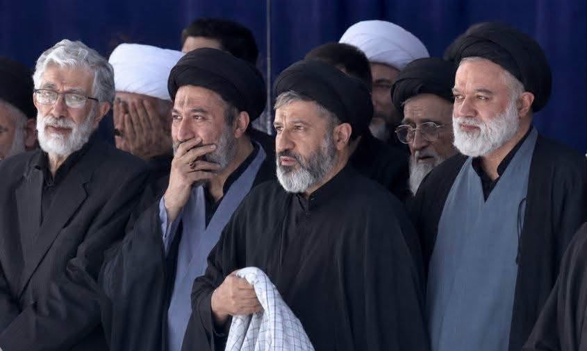 Iran : trois fils d'Ali Khamenei apparaissent publiquement lors de la prière funéraire de leur père