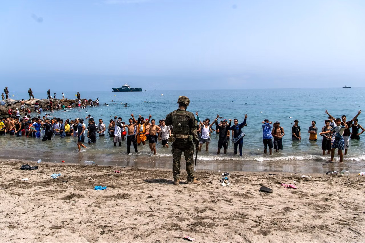 Afflux de migrants à Ceuta : l'Espagne muscle son dispositif sécuritaire et accélère les rapatriements vers le Maroc