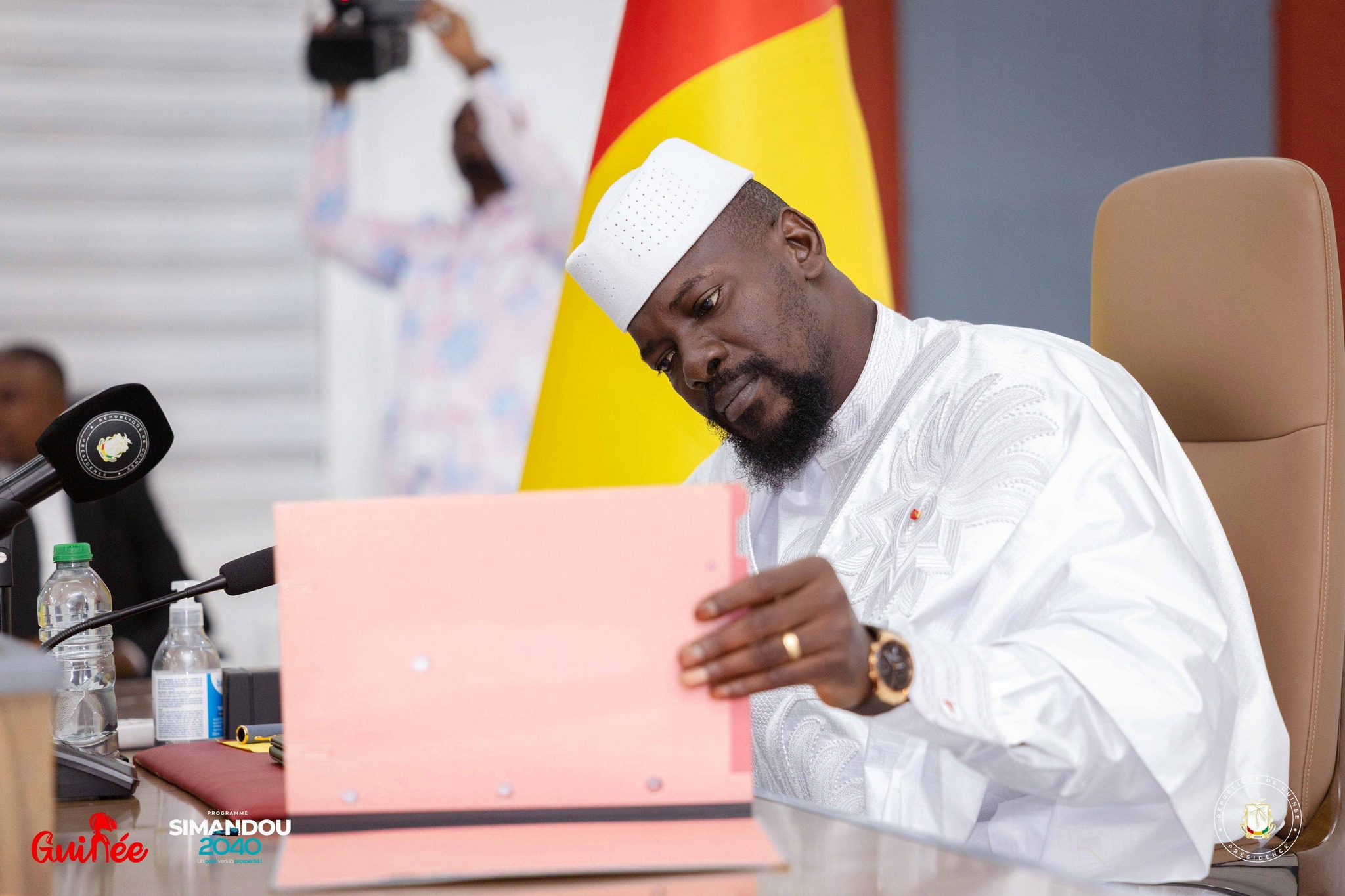 Guinée : Mamadi Doumbouya radie le magistrat Kaman Gongana Konomou après ses critiques contre un décret présidentiel(vidéo)
