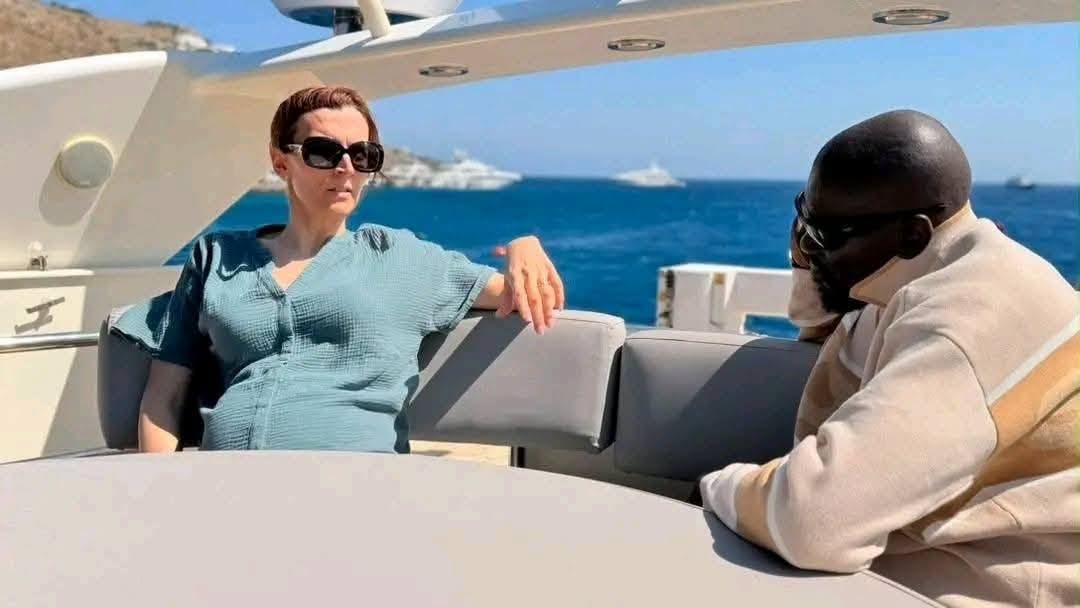 Guinée : Mamadi Doumbouya s'affiche en vacances en Grèce et balaie les rumeurs sur son état de santé