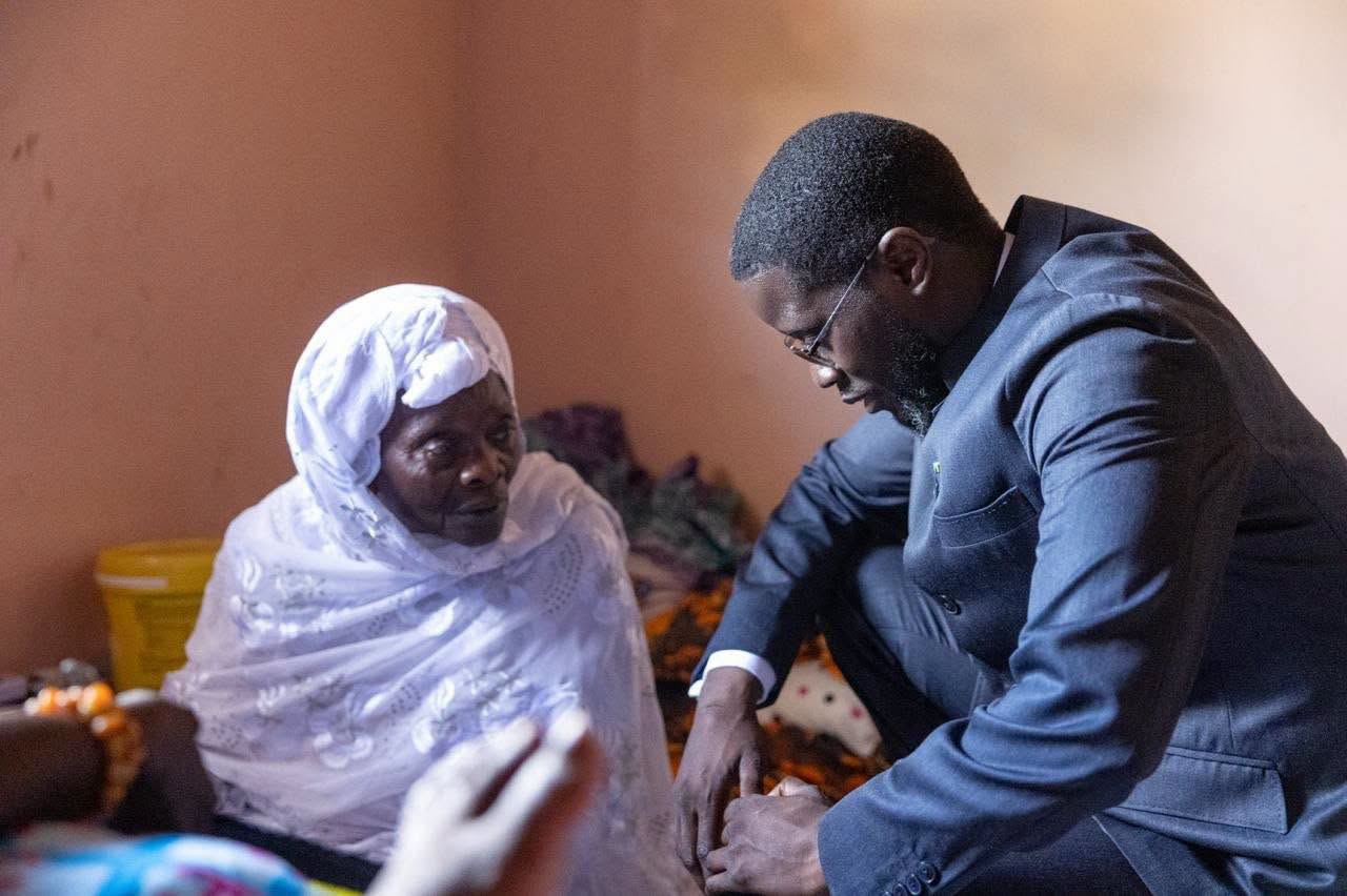 Ndiandiaye : Bassirou Diomaye Faye dans son village natal pour présenter ses condoléances