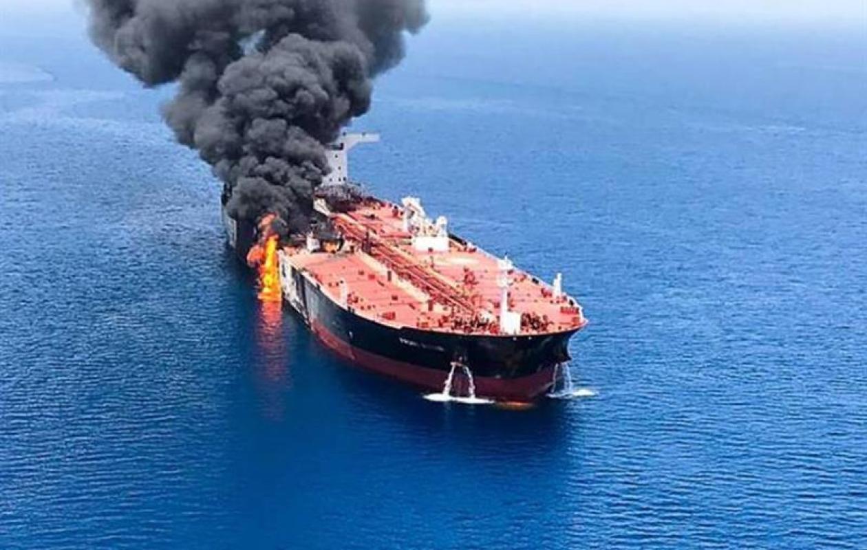 Mer Rouge : un pétrolier prend feu après avoir été touché par un « projectile inconnu »