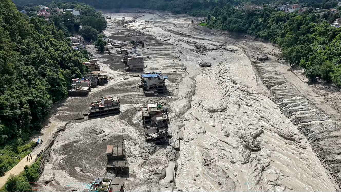 Népal-Tibet : une crue dévastatrice fait 160 morts, des centaines de personnes portées disparues