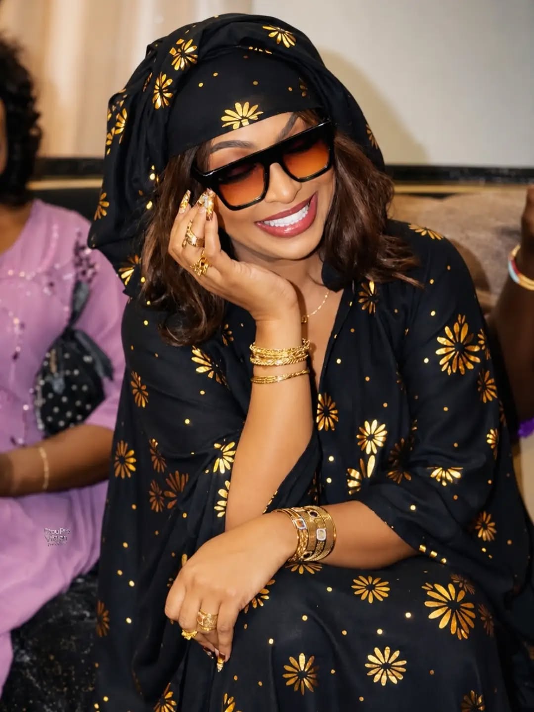 Émue, Viviane Chidid découvre que son ancienne danseuse Kiné a donné son nom à sa fille