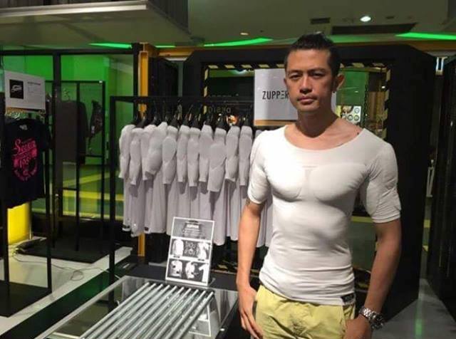 Pause poitrine Masculine dans le marché: Les filles faites attention !