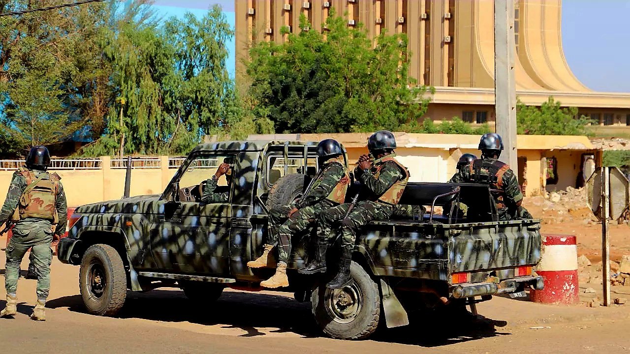 Niger : une mutinerie de jeunes officiers secoue Niamey, des combats autour de l’aéroport