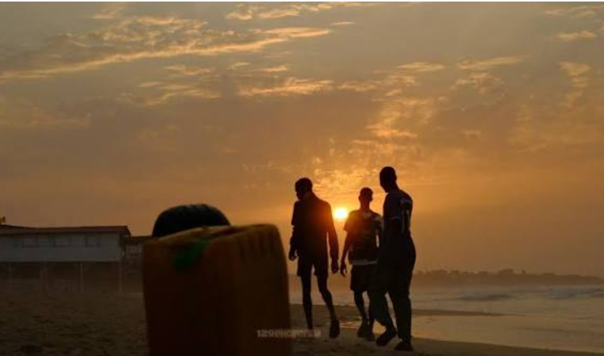 Guédiawaye : un jeune couple surpris en plein rapport sexuel sur la plage de Gadaye