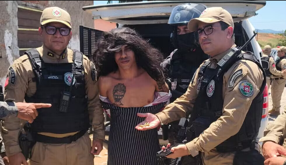 Recherché pour plusieurs meurtres, il se déguise en femme pour échapper à la police