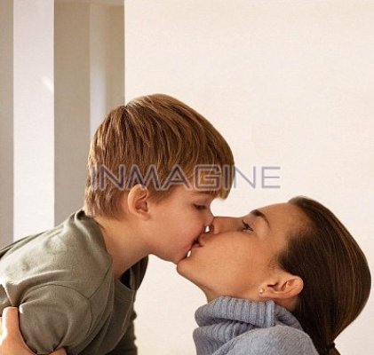 Embrasser son enfant sur la bouche, bonne ou mauvaise idée?