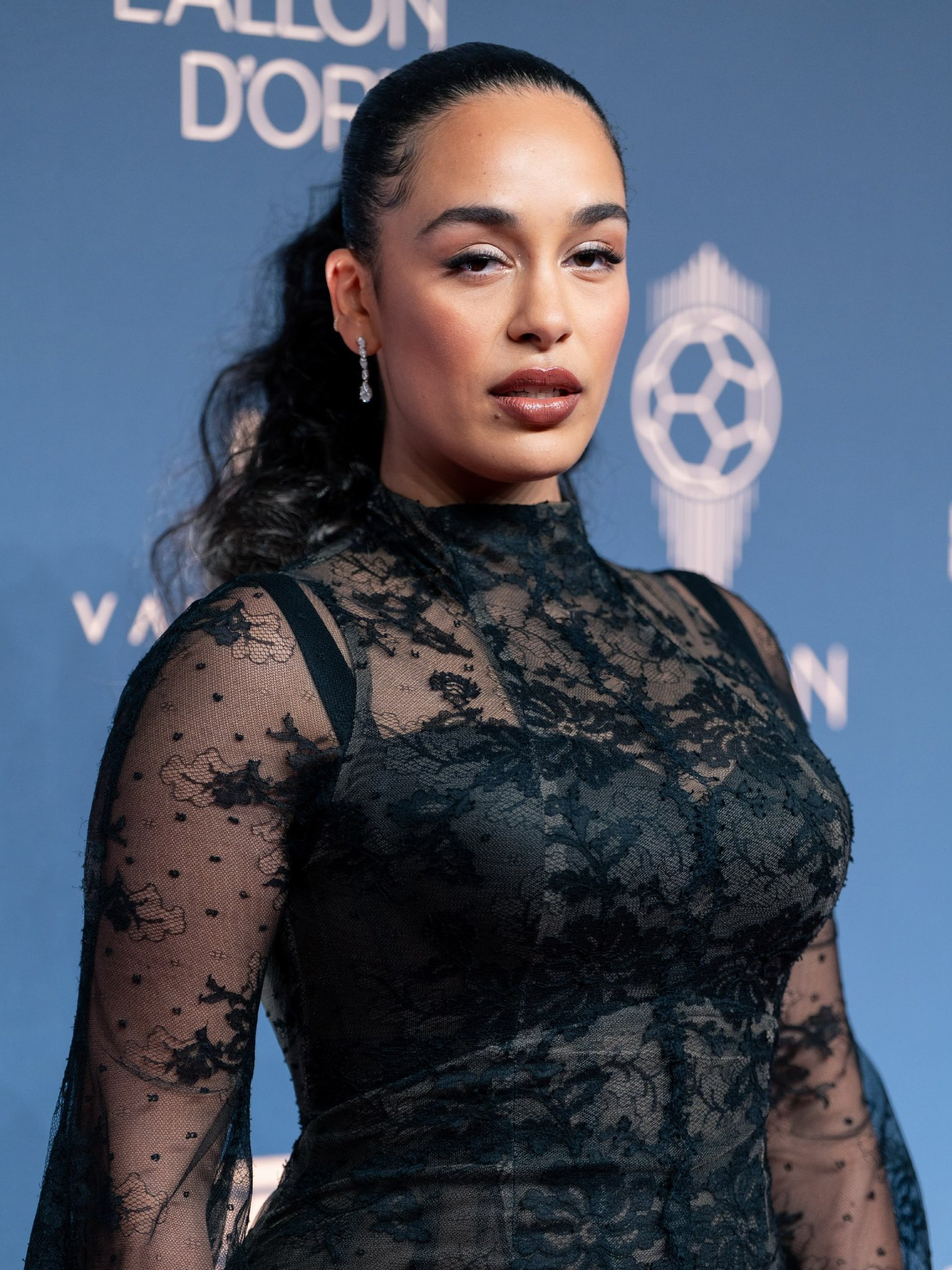 Jorja Smith : qui est cette chanteuse britannique à la voix envoûtante qui a marqué le Ballon d’Or 2026 ?