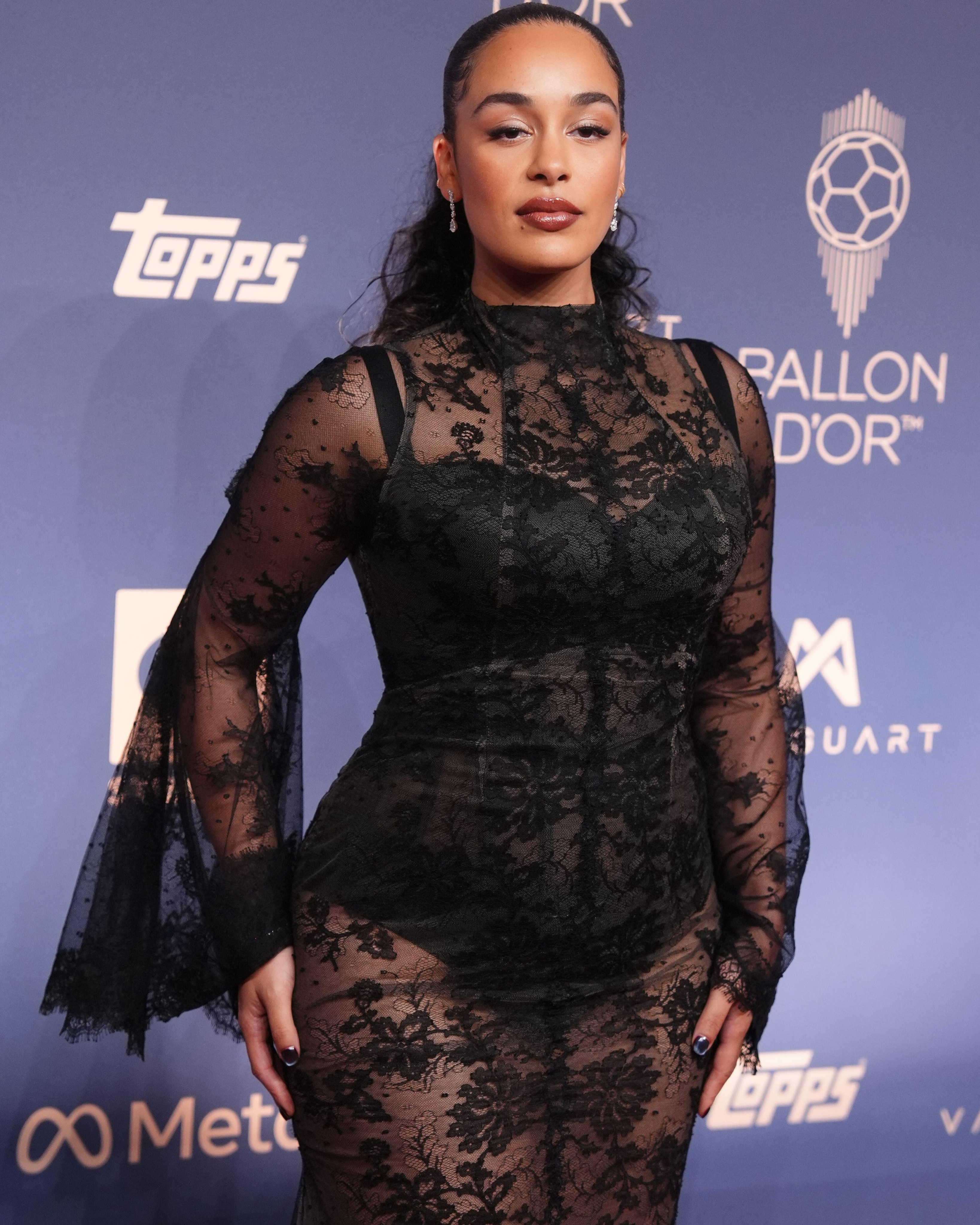 Jorja Smith : qui est cette chanteuse britannique à la voix envoûtante qui a marqué le Ballon d’Or 2026 ?