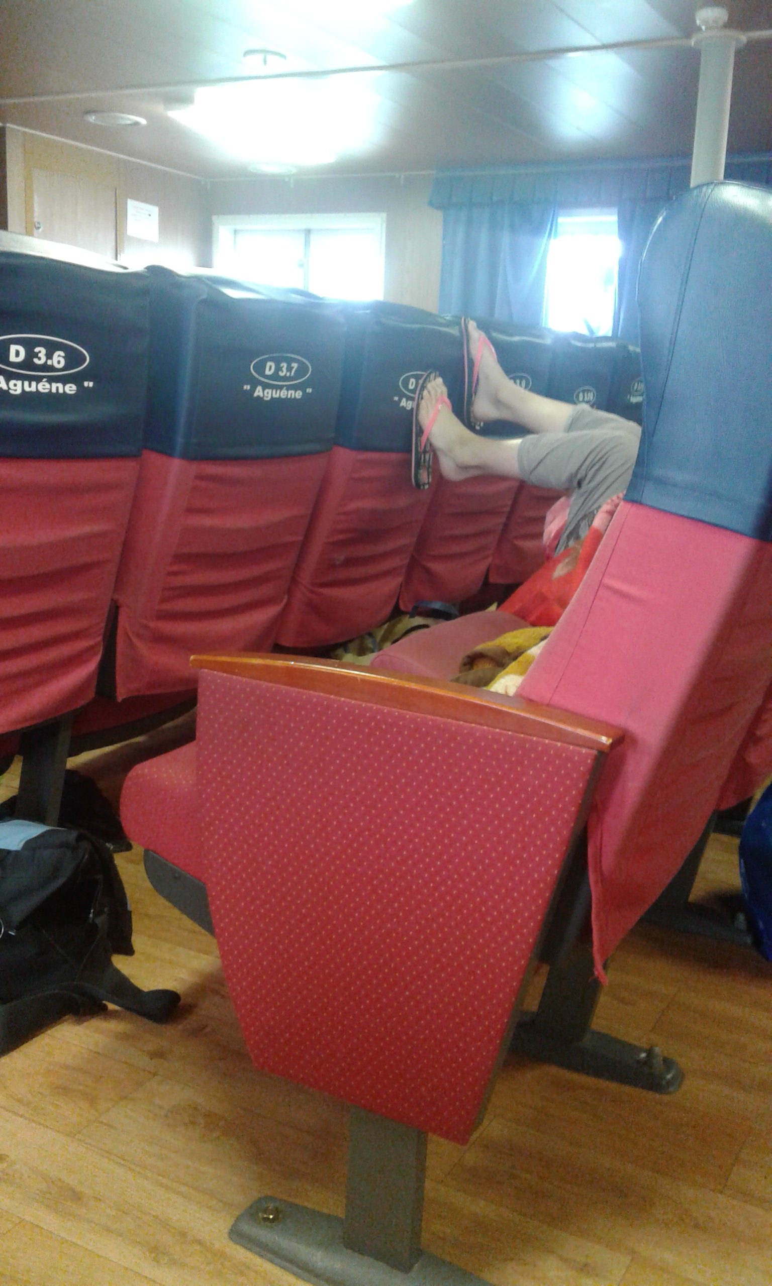Scandale:une jeune Française pose ses pieds avec ses sandales sur les fauteuils du bateau "Agueune"
