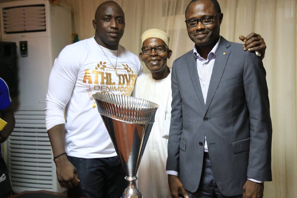 PHOTOS:Lac de Guiers 2, présente son trophée au DG du PRODAC, Jean Pierre Senghor