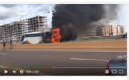 Incroyable regardez: Un bus de transport prend feu sur l'autoroute à péage