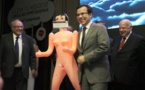 Une poupée gonflable offerte à un ministre: scandale au Chili