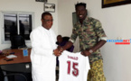 L'ancien joueur du Casa Sports, Laye Diallo offre un cadeau à Baldé