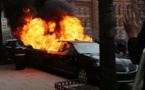 À quelques mètres de la parade, des manifestants anti-Trump ont brûlé une limousine. (Photo AFP)