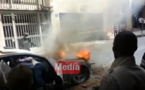 Regardez. La Mercedes neuve prend feu sur l'avenue Ponty de Dakar
